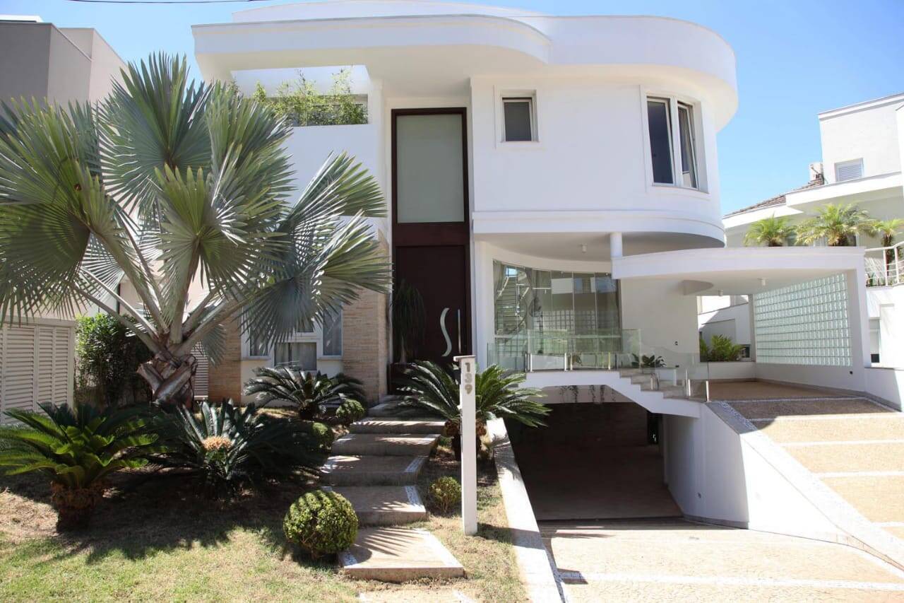 Casa à venda e aluguel com 4 quartos, 607m² - Foto 1