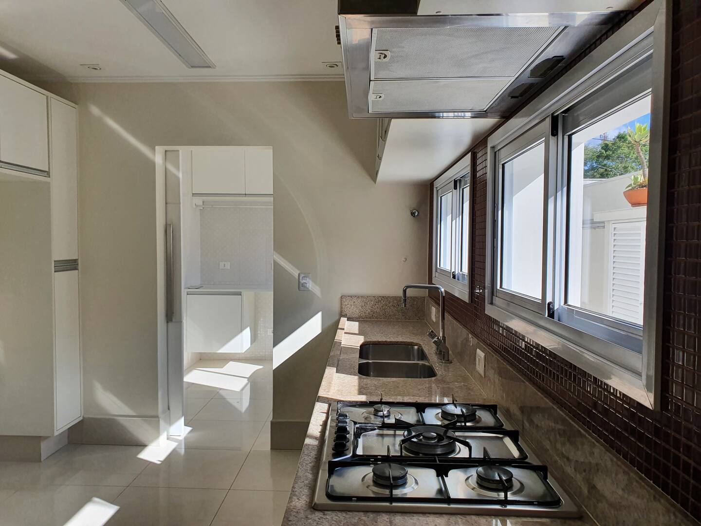 Casa à venda e aluguel com 3 quartos, 400m² - Foto 28