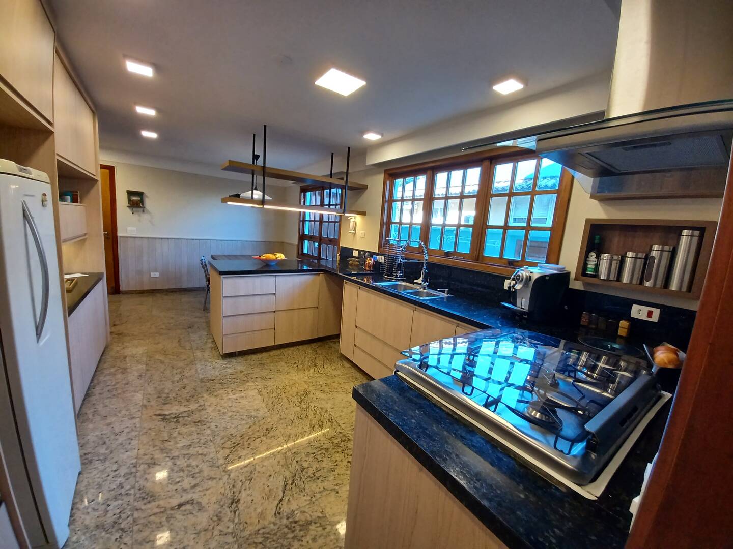Casa à venda e aluguel com 4 quartos, 493m² - Foto 1