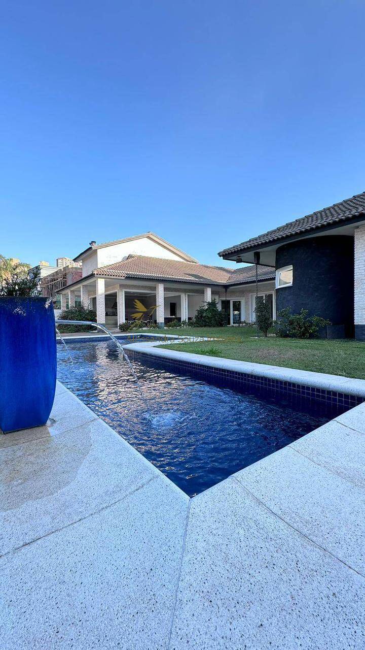 Casa para alugar com 6 quartos, 515m² - Foto 2