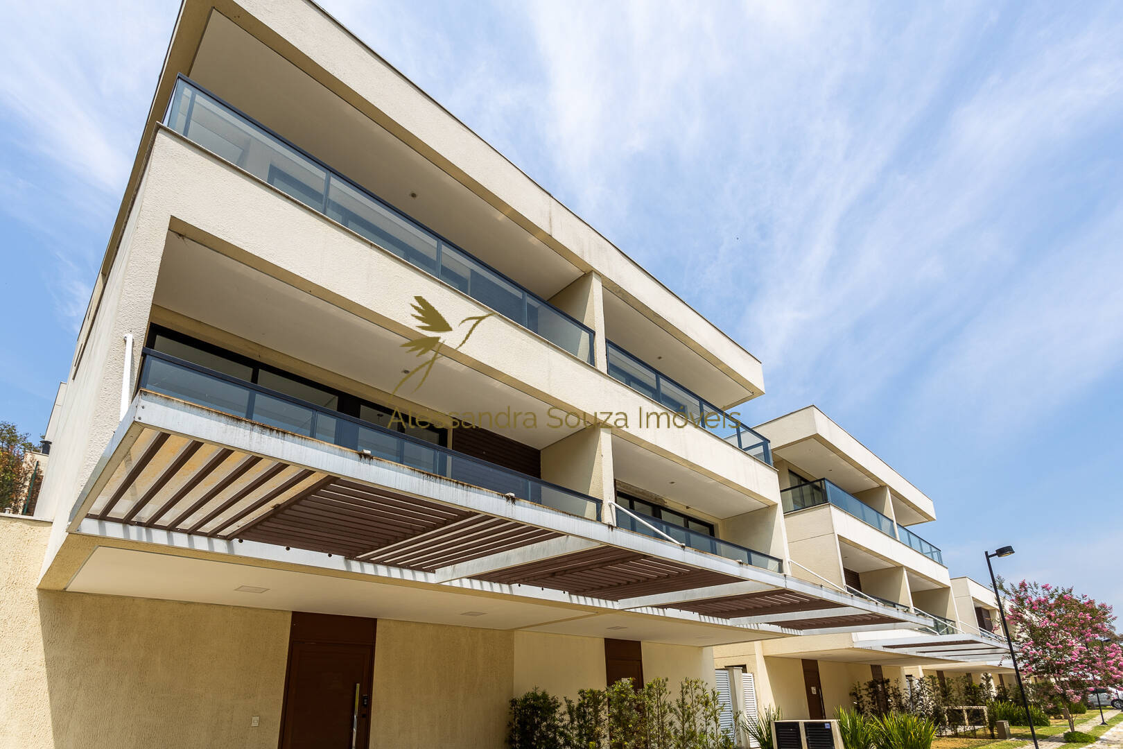 Casa à venda e aluguel com 4 quartos, 214m² - Foto 1
