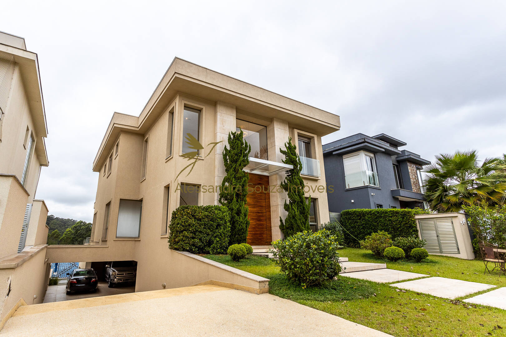 Casa à venda e aluguel com 4 quartos, 571m² - Foto 1