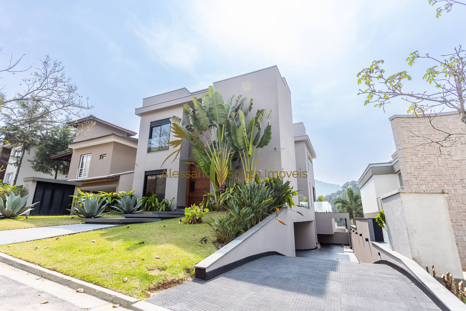 Casa à venda e aluguel com 4 quartos, 620m² - Foto 1