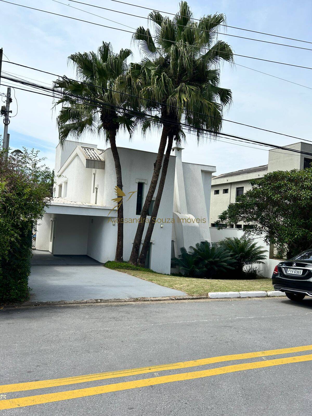 Casa à venda e aluguel com 5 quartos, 342m² - Foto 1