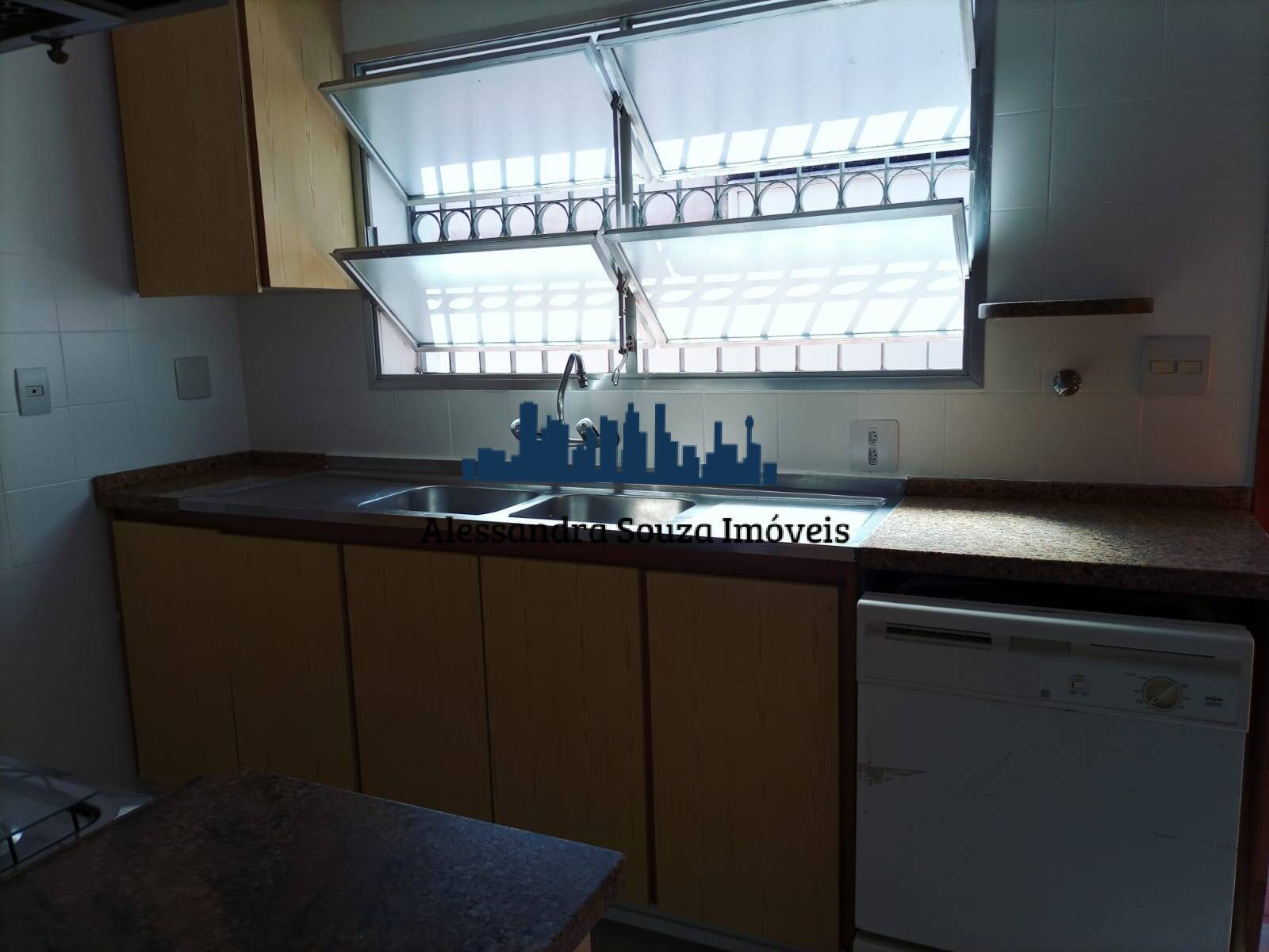 Casa para alugar com 3 quartos, 300m² - Foto 10