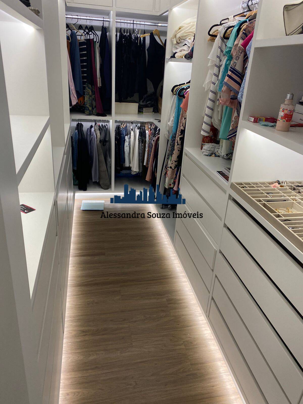 Casa para alugar com 4 quartos, 333m² - Foto 11